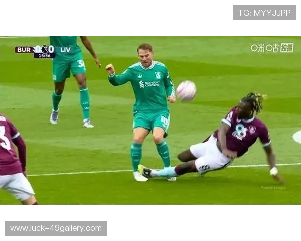 足球球星脚踝手术失误引发广泛关注对运动员健康保障的严峻挑战