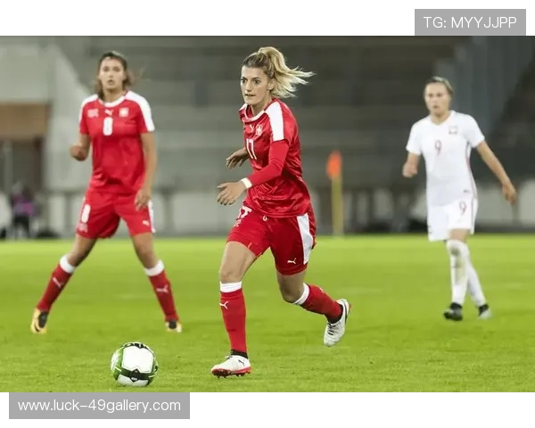 韩国女足明星球员惊艳亮相展现自信与魅力引领女性足球新风潮